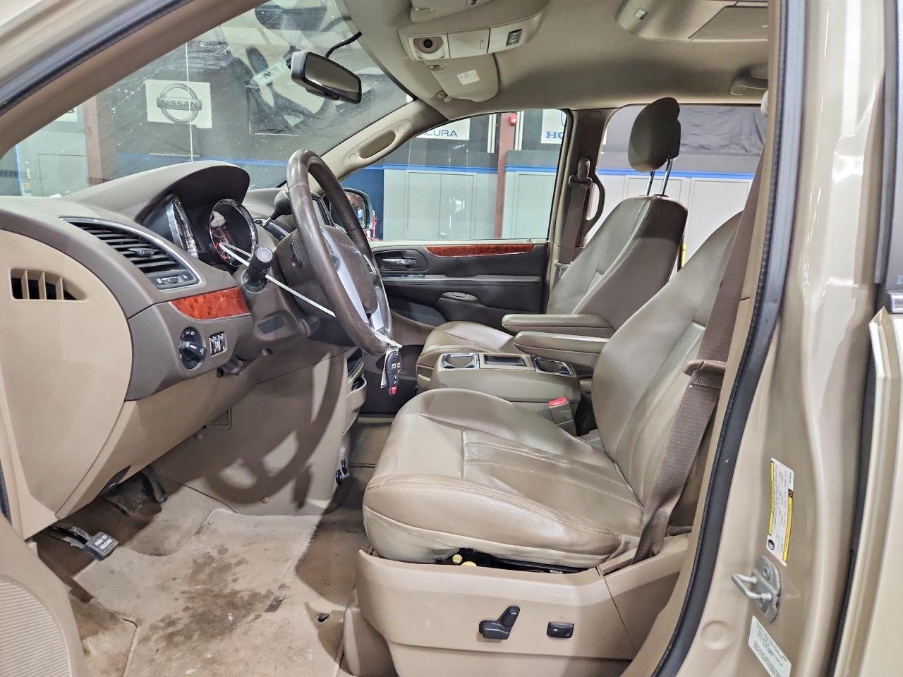CHRYSLER TOWN & COUNTRY