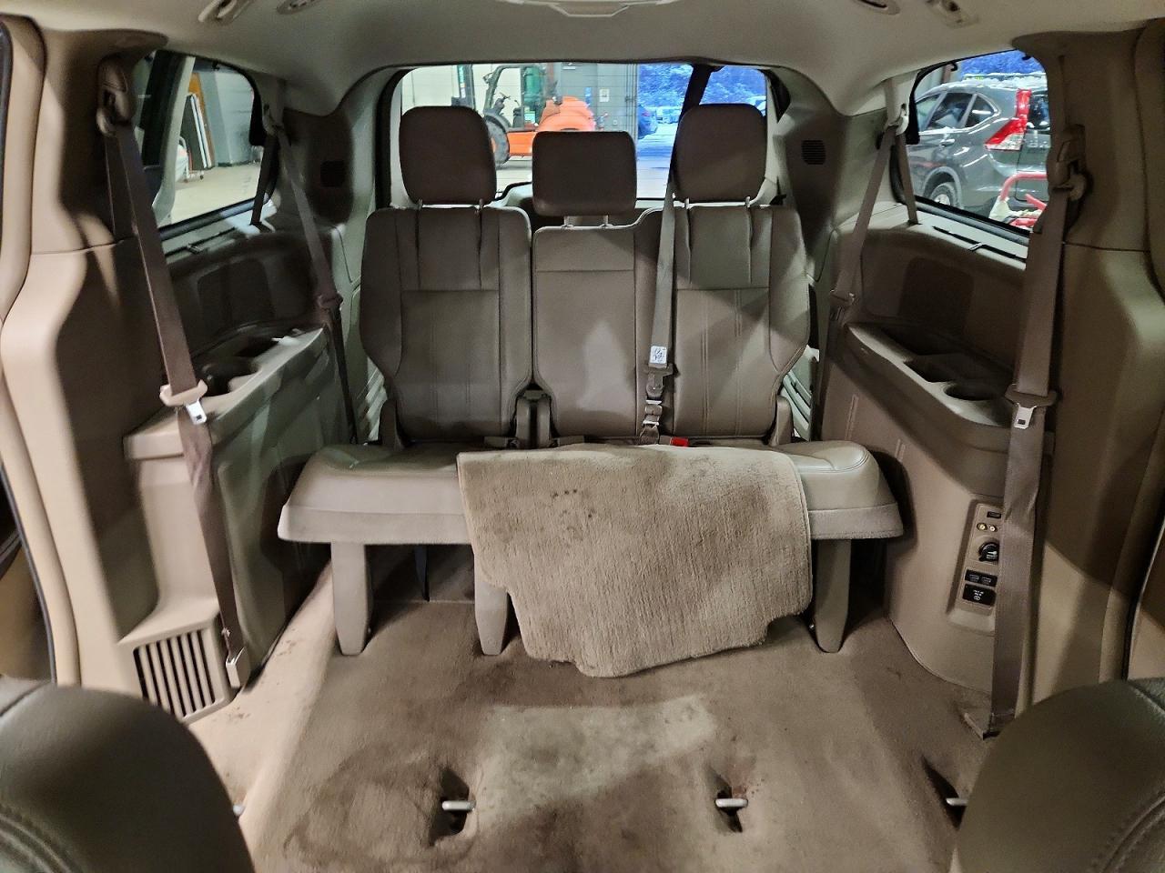 CHRYSLER TOWN & COUNTRY