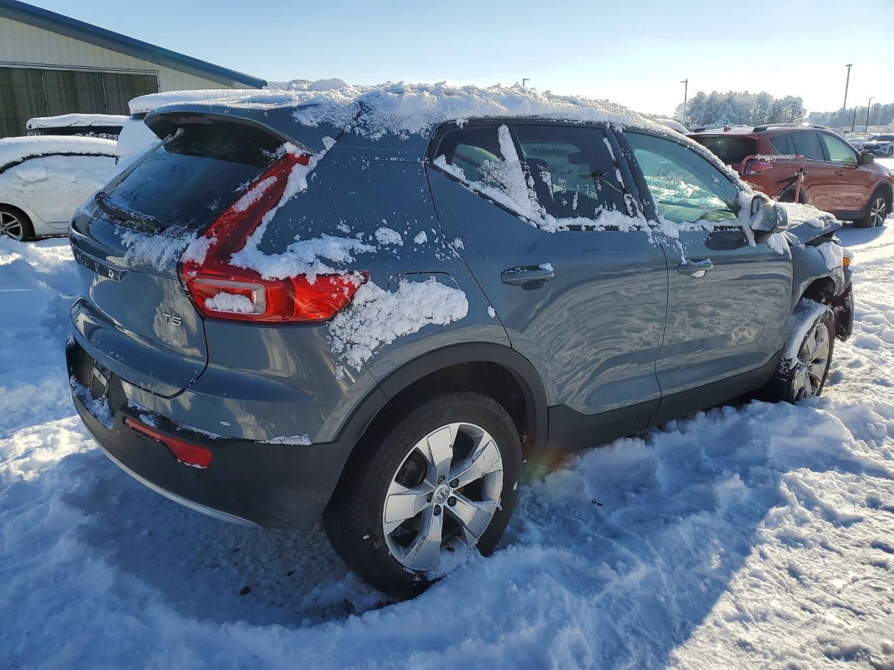 2020 VOLVO XC40 — фото 3