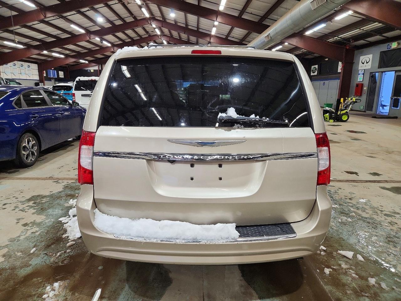 CHRYSLER TOWN & COUNTRY