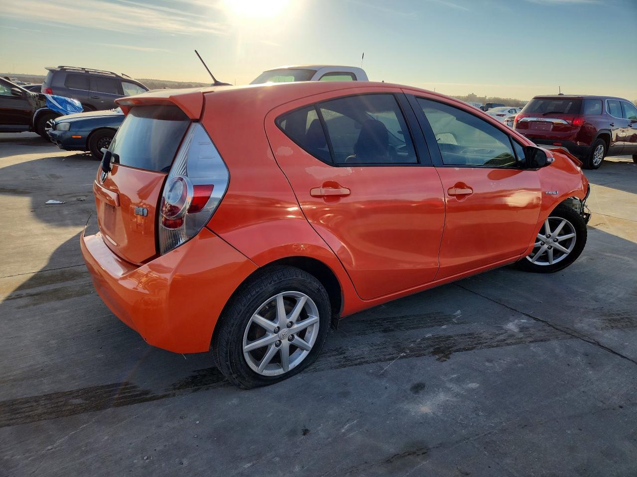 2013 TOYOTA PRIUS C — фото 3