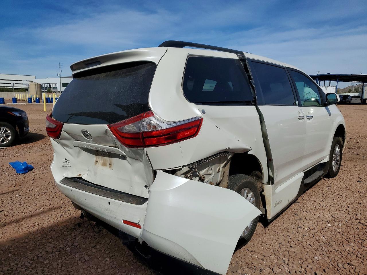 2015 TOYOTA SIENNA — фото 3