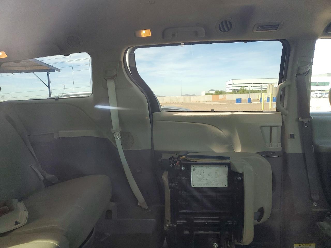 2015 TOYOTA SIENNA — фото 11