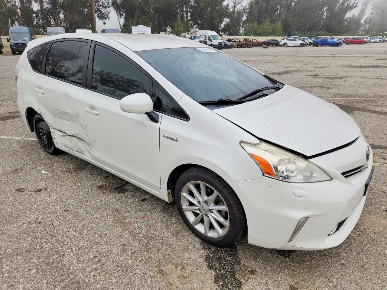 2014 TOYOTA PRIUS V — фото 4