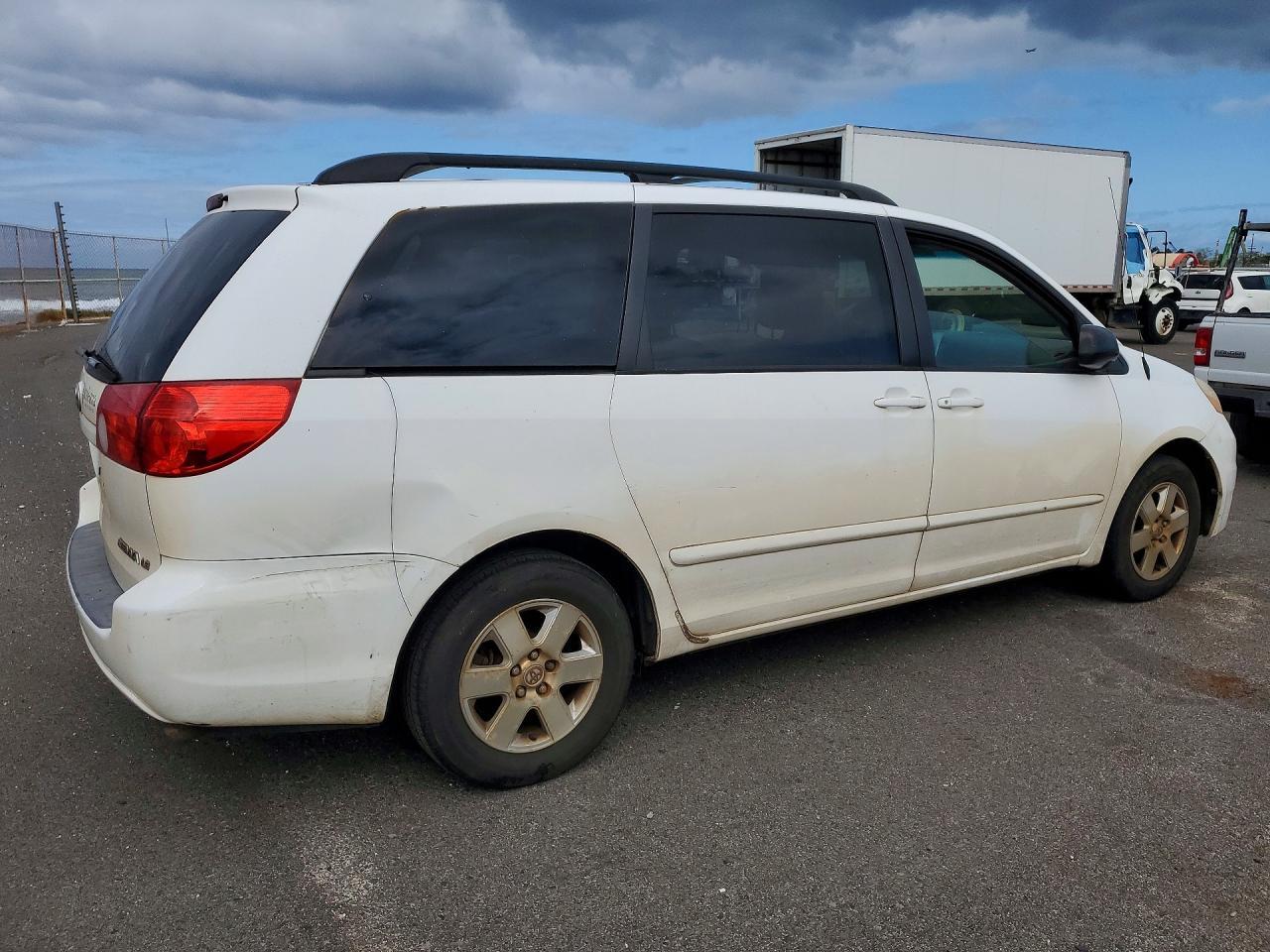 2010 TOYOTA SIENNA — фото 3