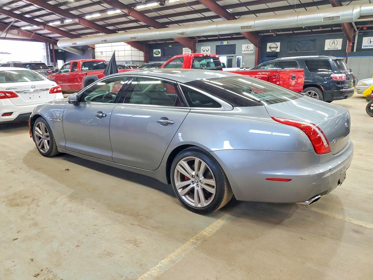 2011 JAGUAR XJ — фото 2