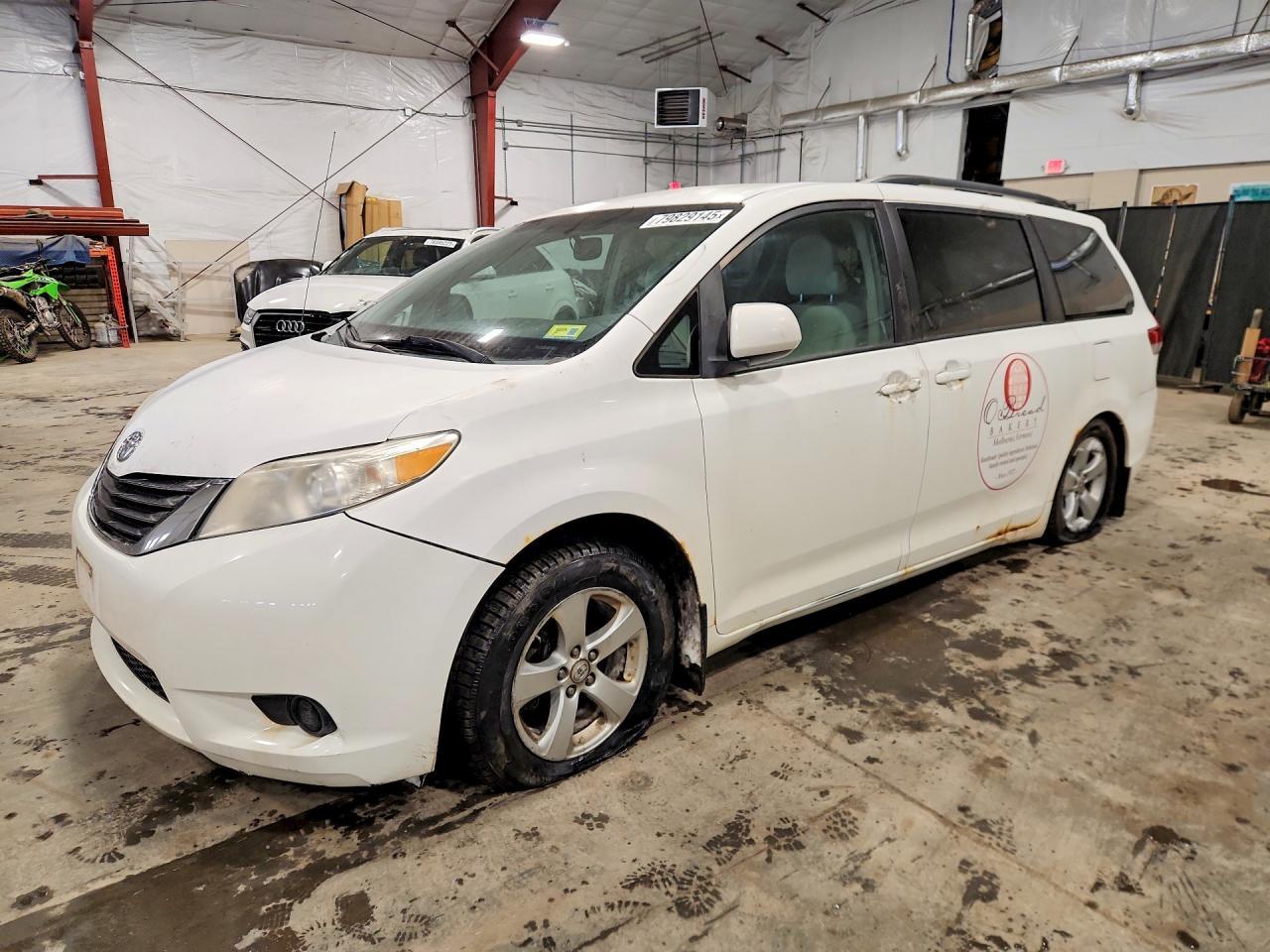 2011 TOYOTA SIENNA — фото 1