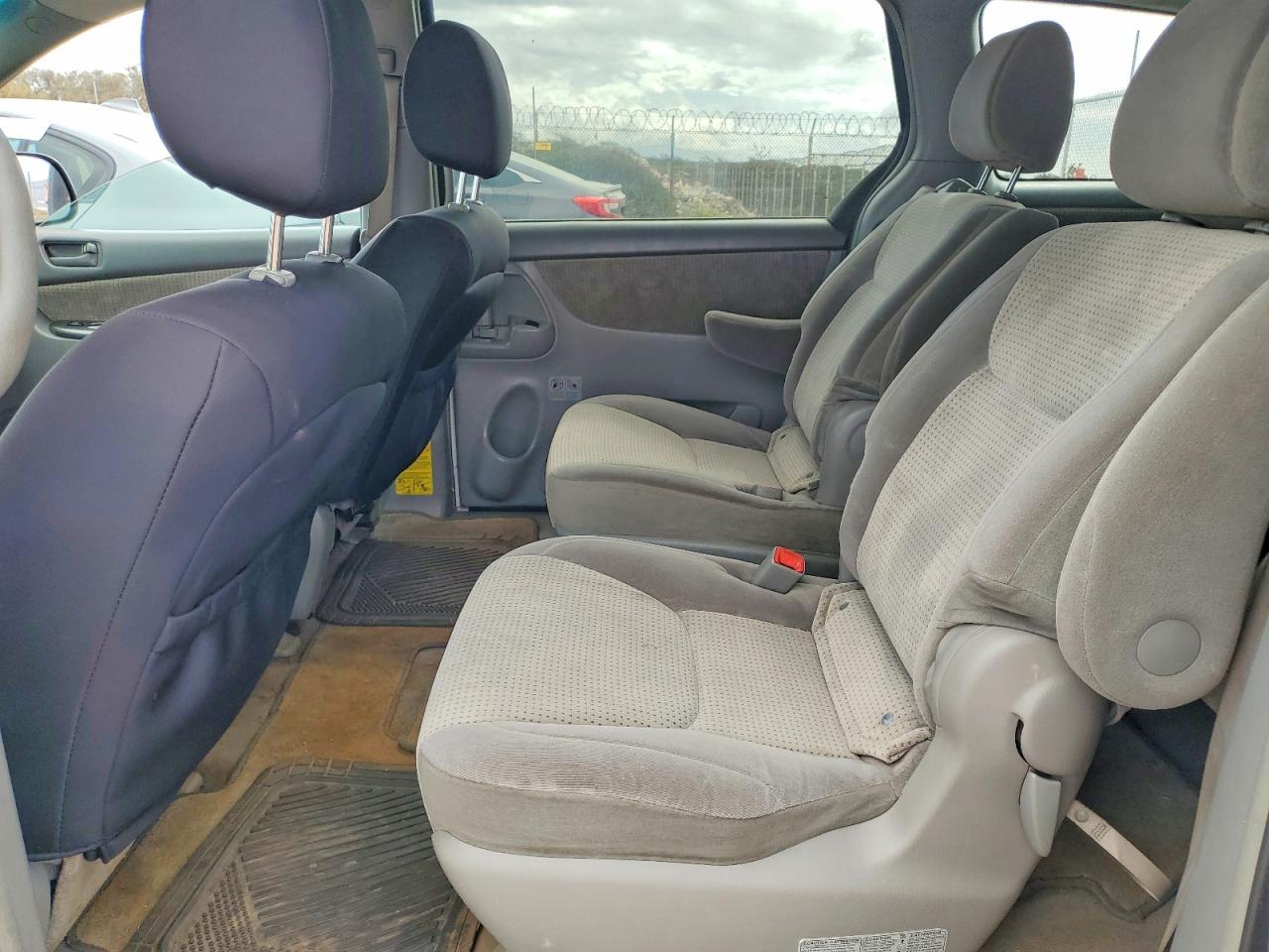 2010 TOYOTA SIENNA — фото 11