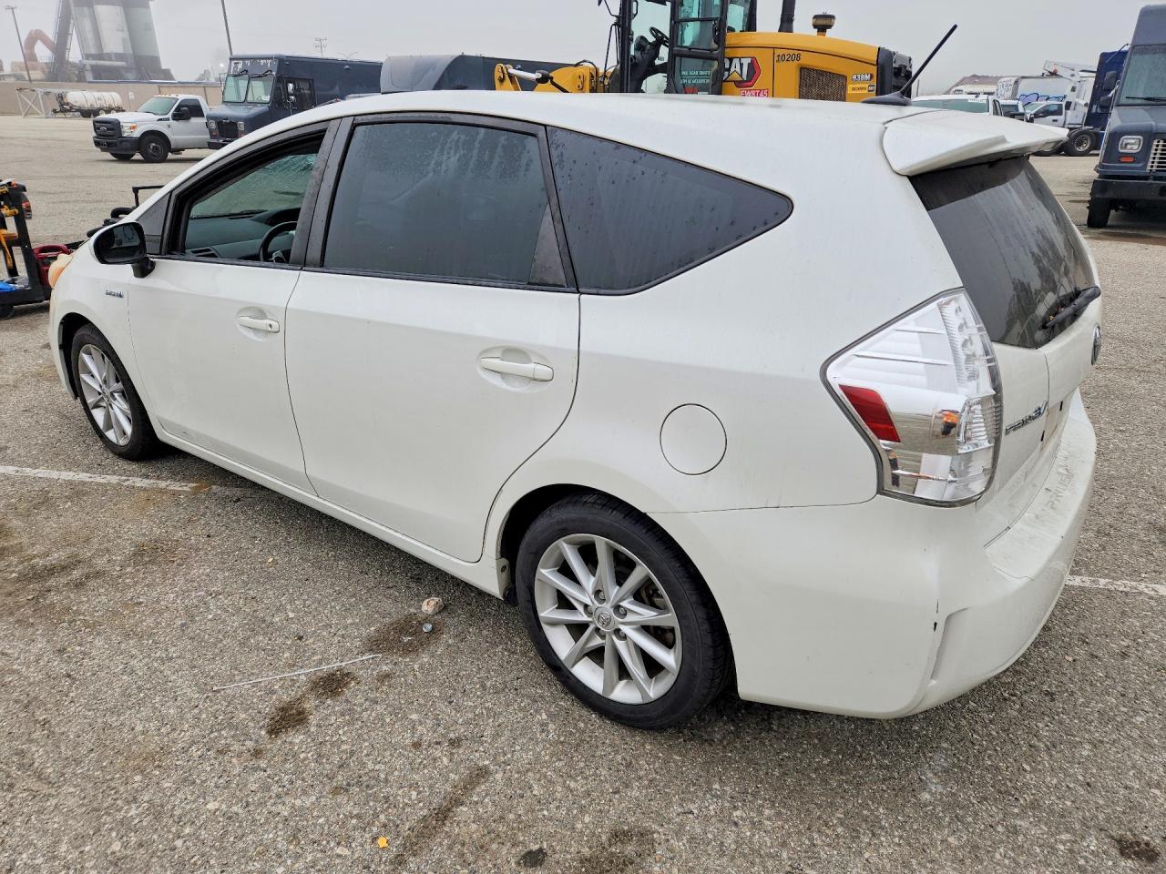 2014 TOYOTA PRIUS V — фото 2