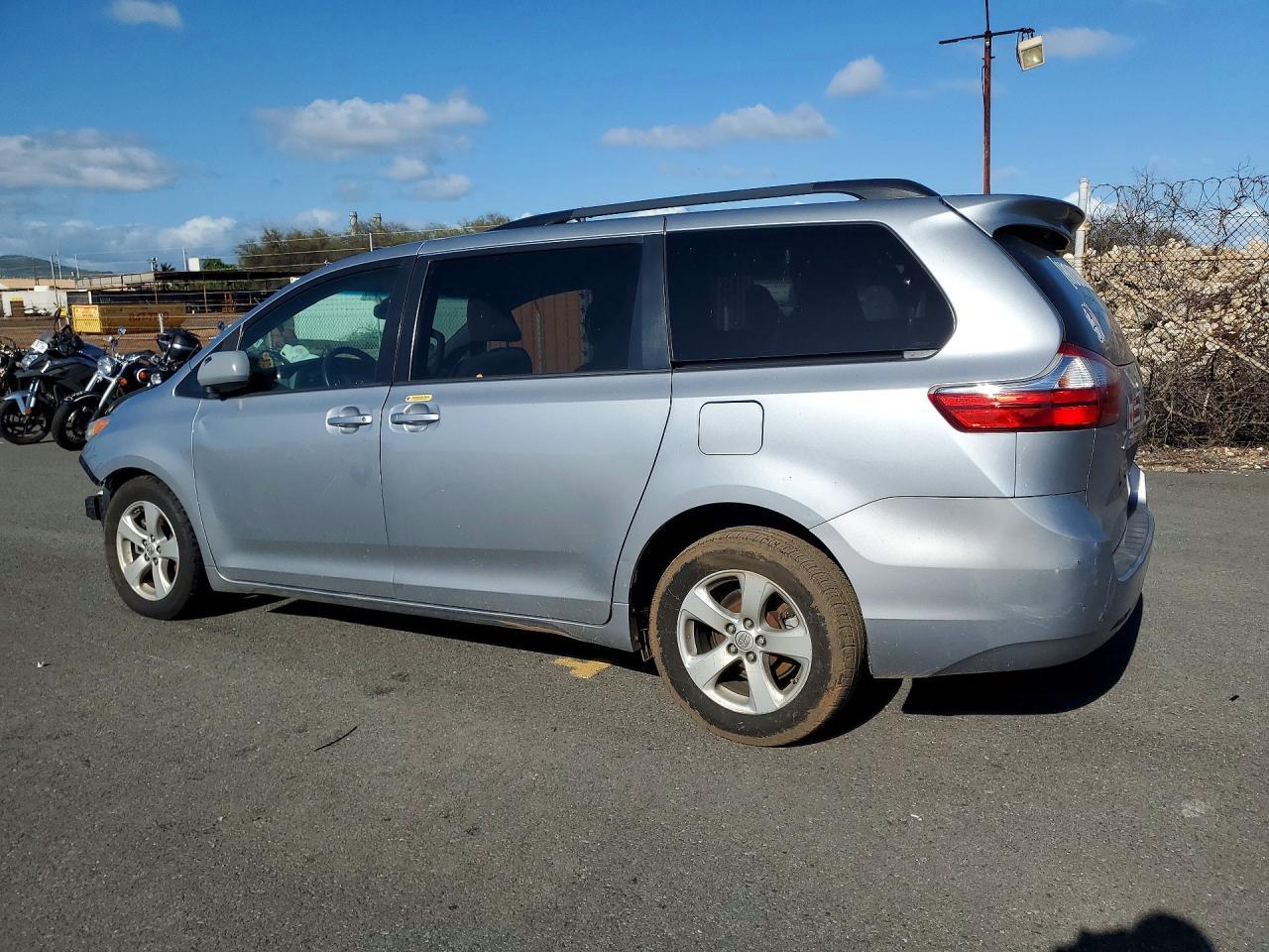 2017 TOYOTA SIENNA — фото 2