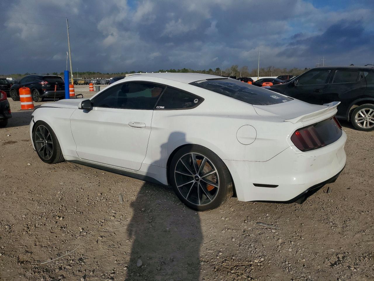 FORD MUSTANG