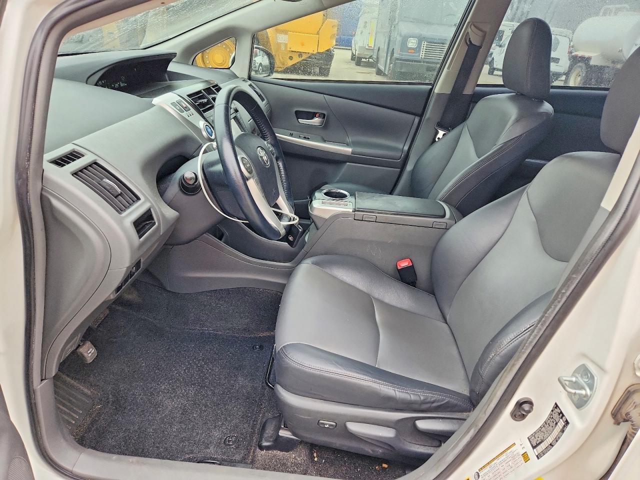 2014 TOYOTA PRIUS V — фото 7