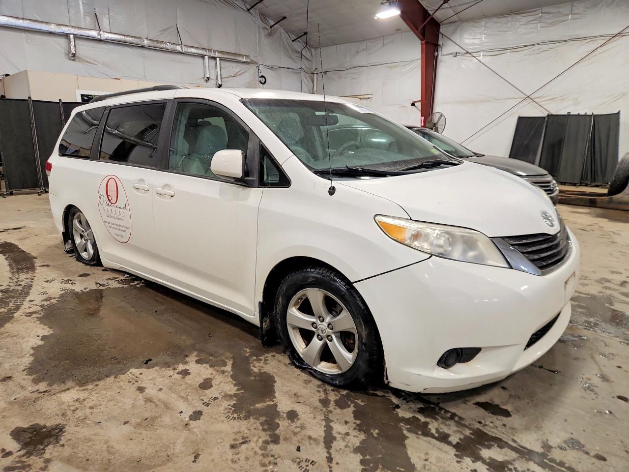 2011 TOYOTA SIENNA — фото 4