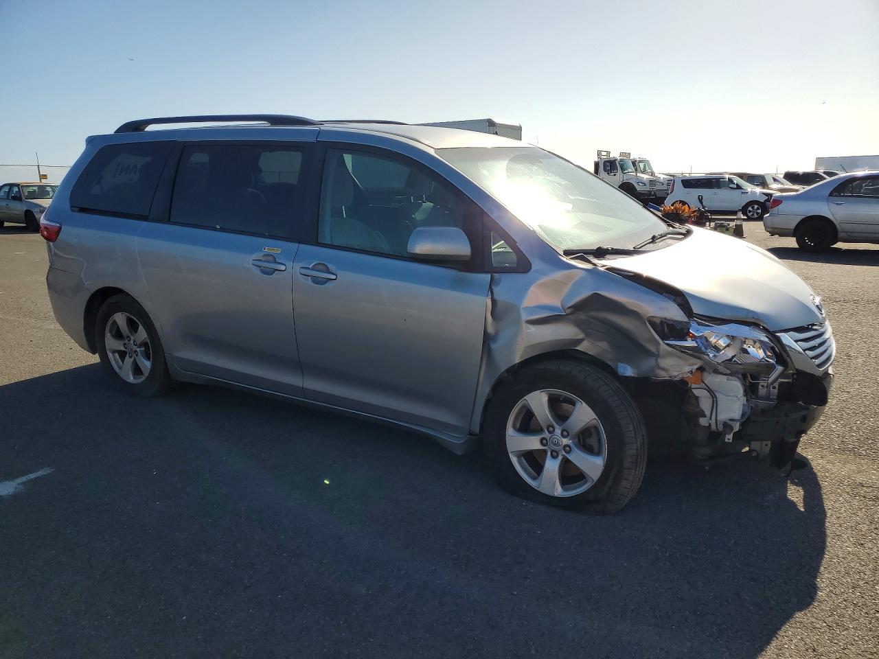 2017 TOYOTA SIENNA — фото 4