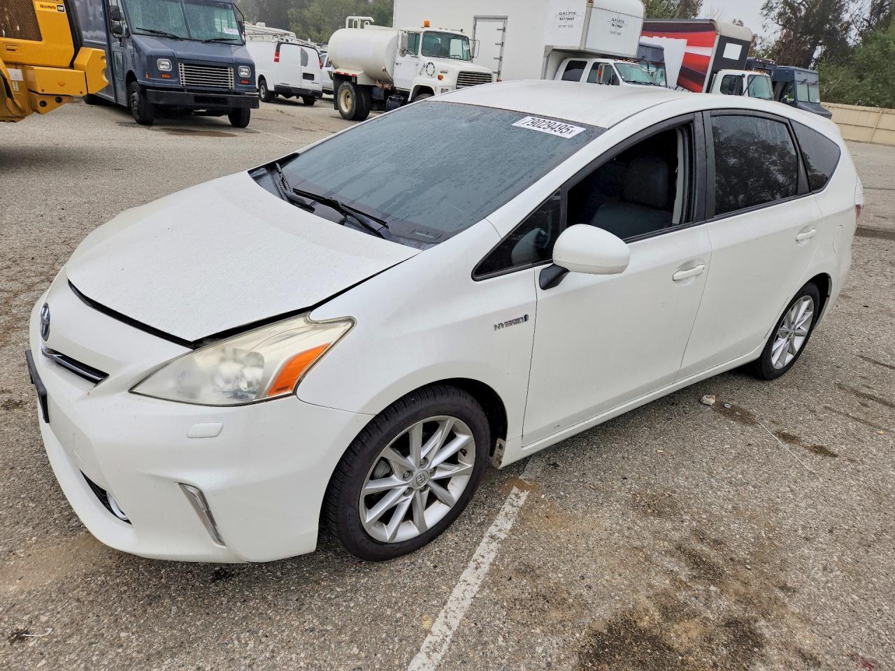 2014 TOYOTA PRIUS V — фото 1