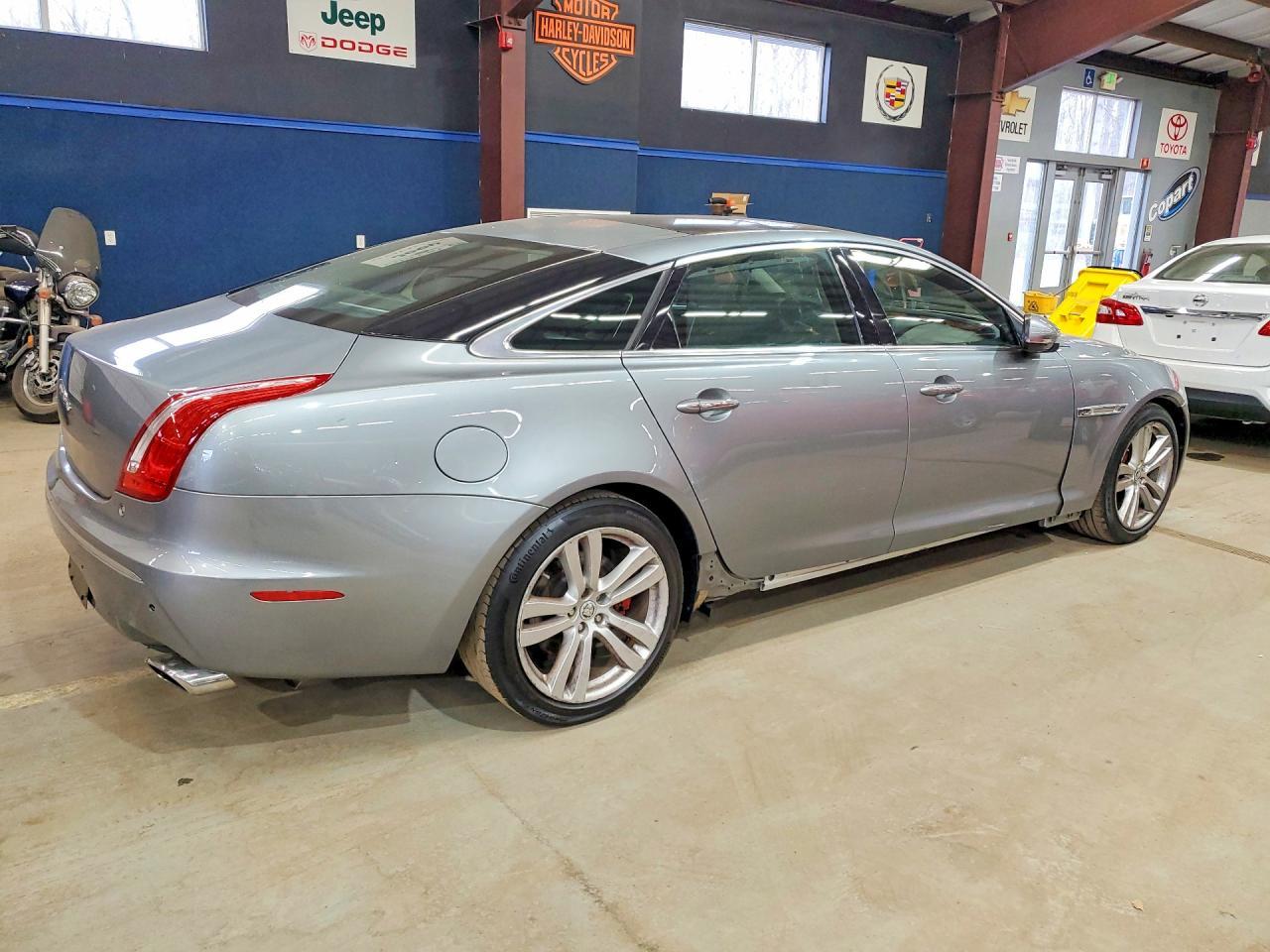 2011 JAGUAR XJ — фото 3