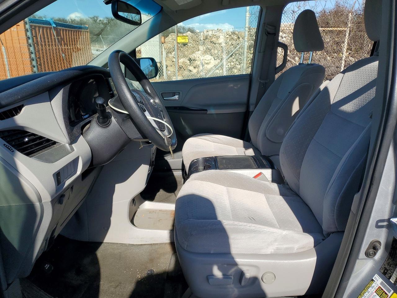 2017 TOYOTA SIENNA — фото 7