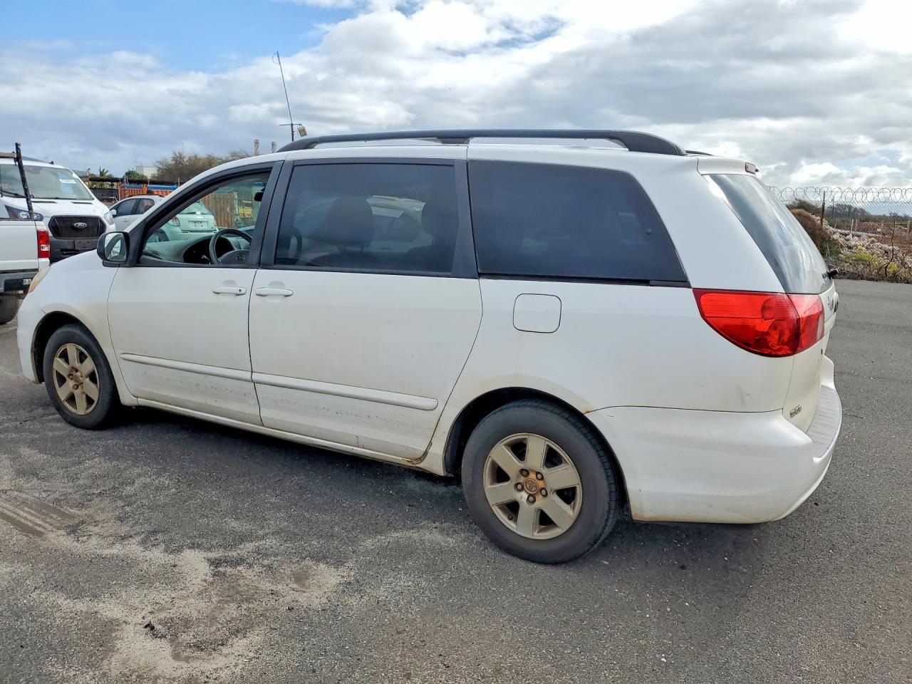 2010 TOYOTA SIENNA — фото 2