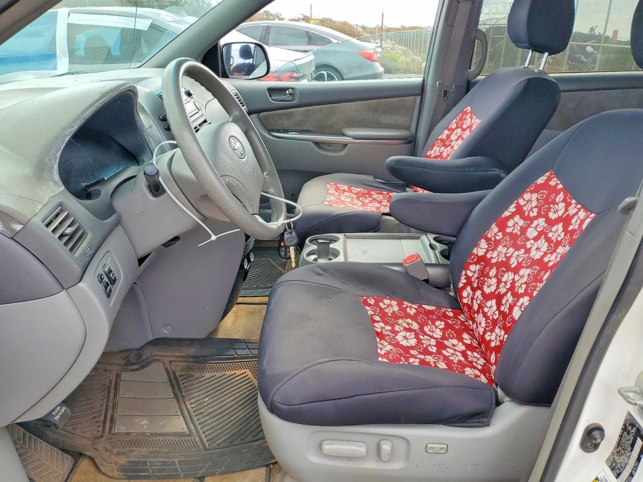 2010 TOYOTA SIENNA — фото 7