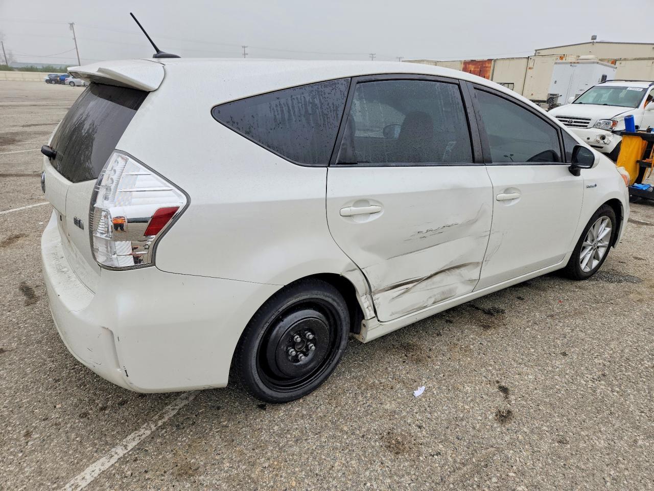2014 TOYOTA PRIUS V — фото 3