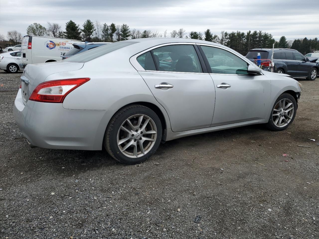 NISSAN MAXIMA