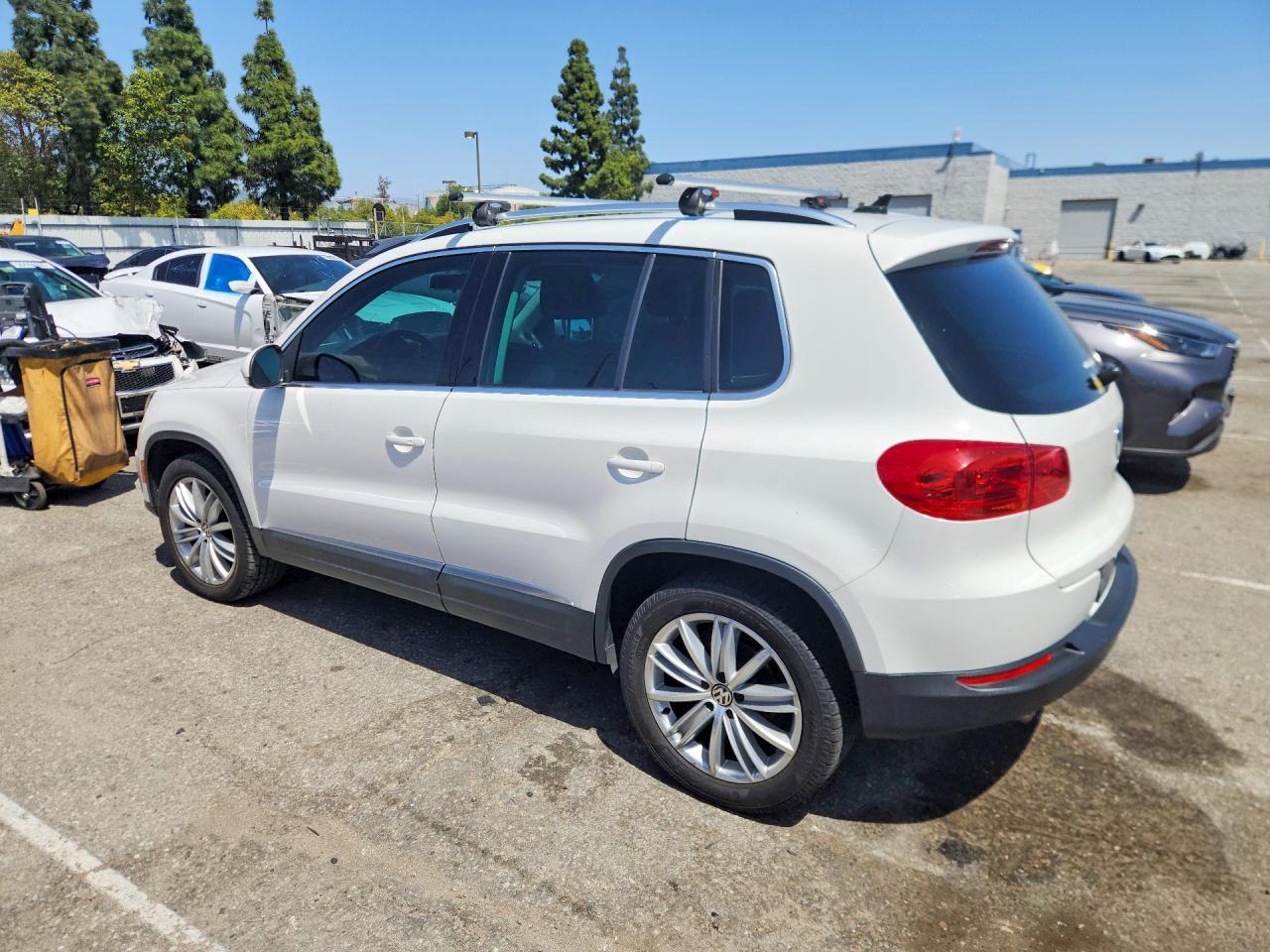 VOLKSWAGEN TIGUAN