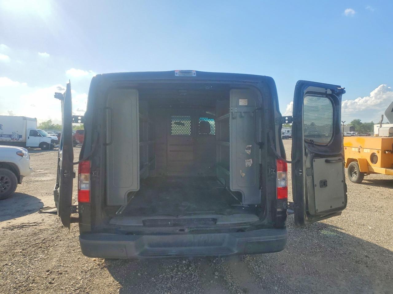 NISSAN NV