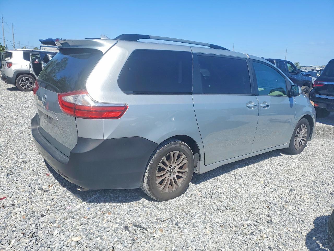 TOYOTA SIENNA