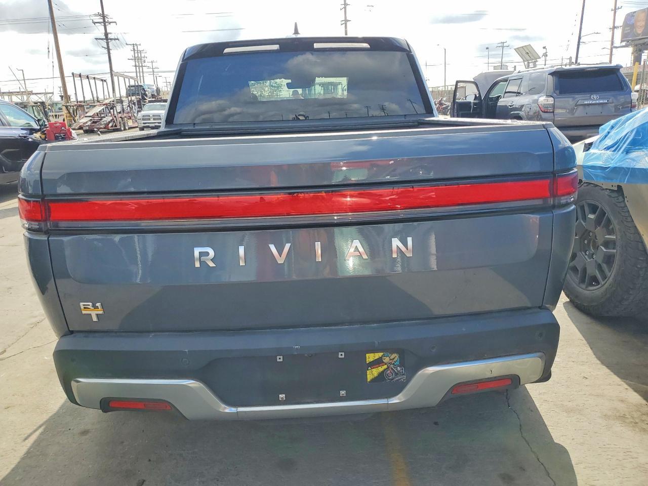 2022 RIVIAN R1T — фото 6