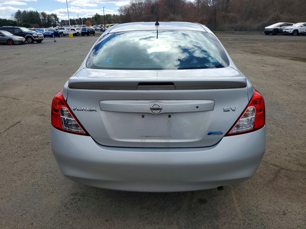 NISSAN VERSA