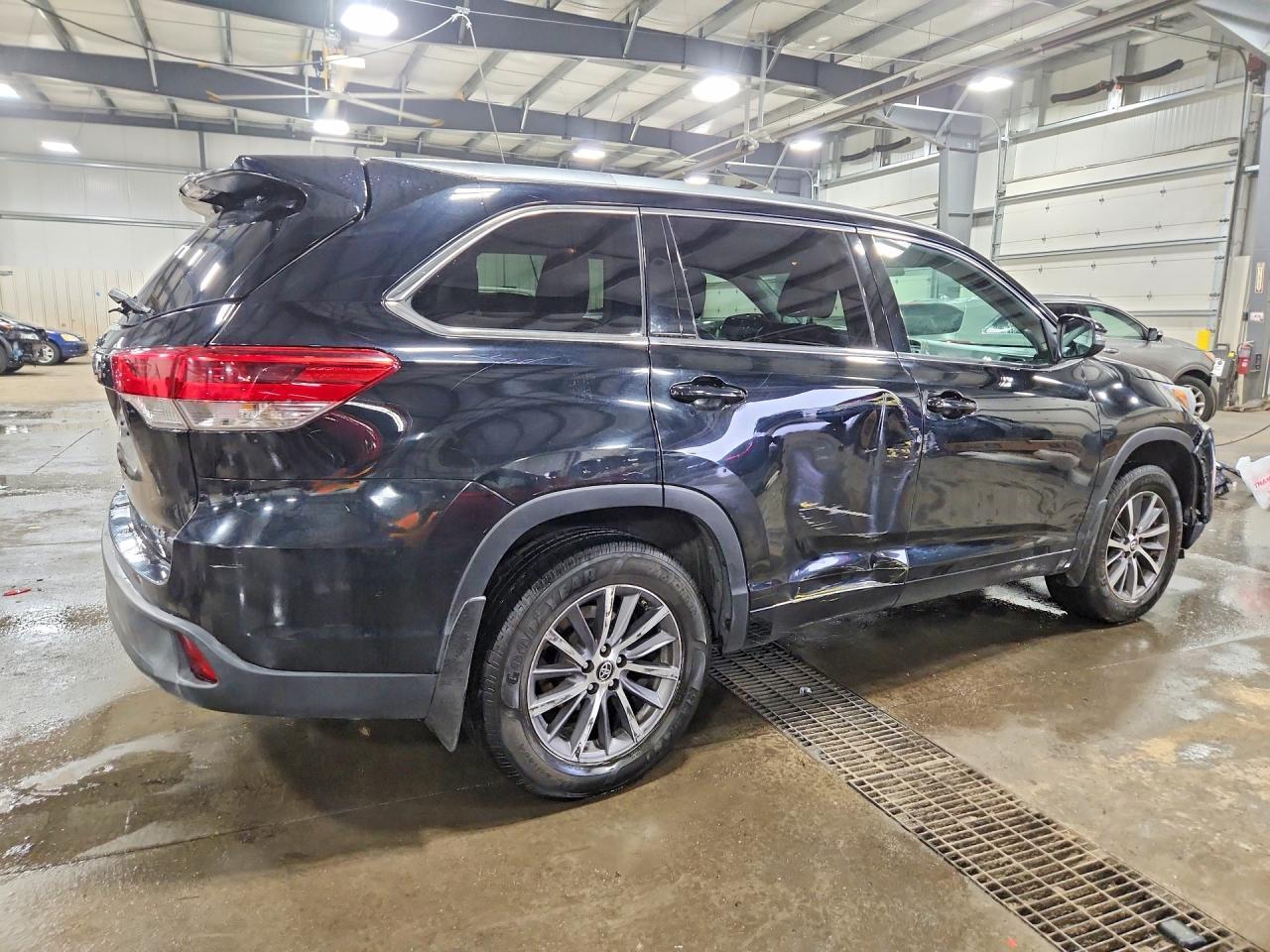 2017 TOYOTA HIGHLANDER — фото 3