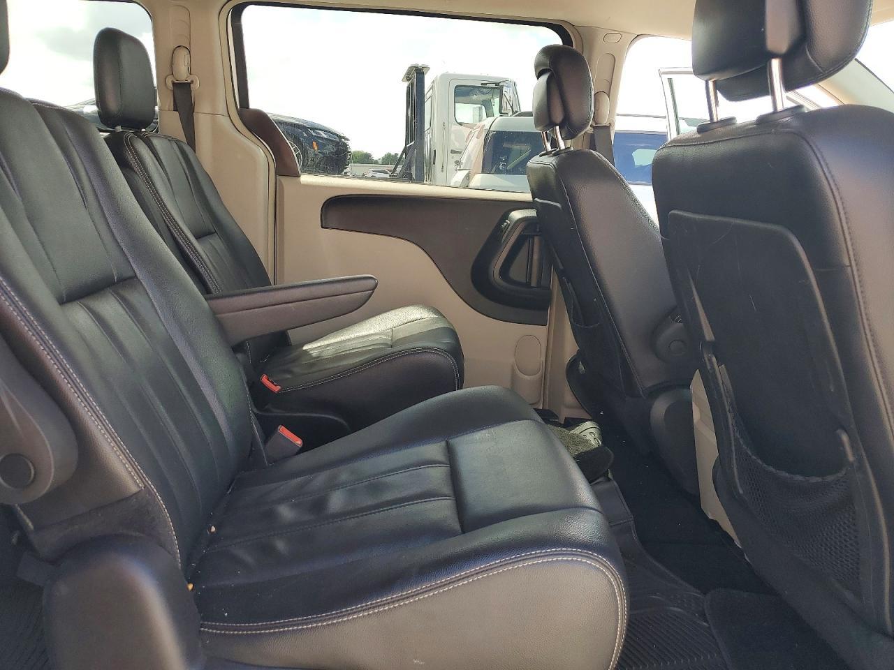 CHRYSLER TOWN & COUNTRY
