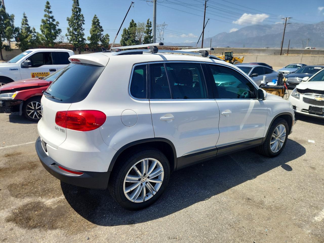 VOLKSWAGEN TIGUAN