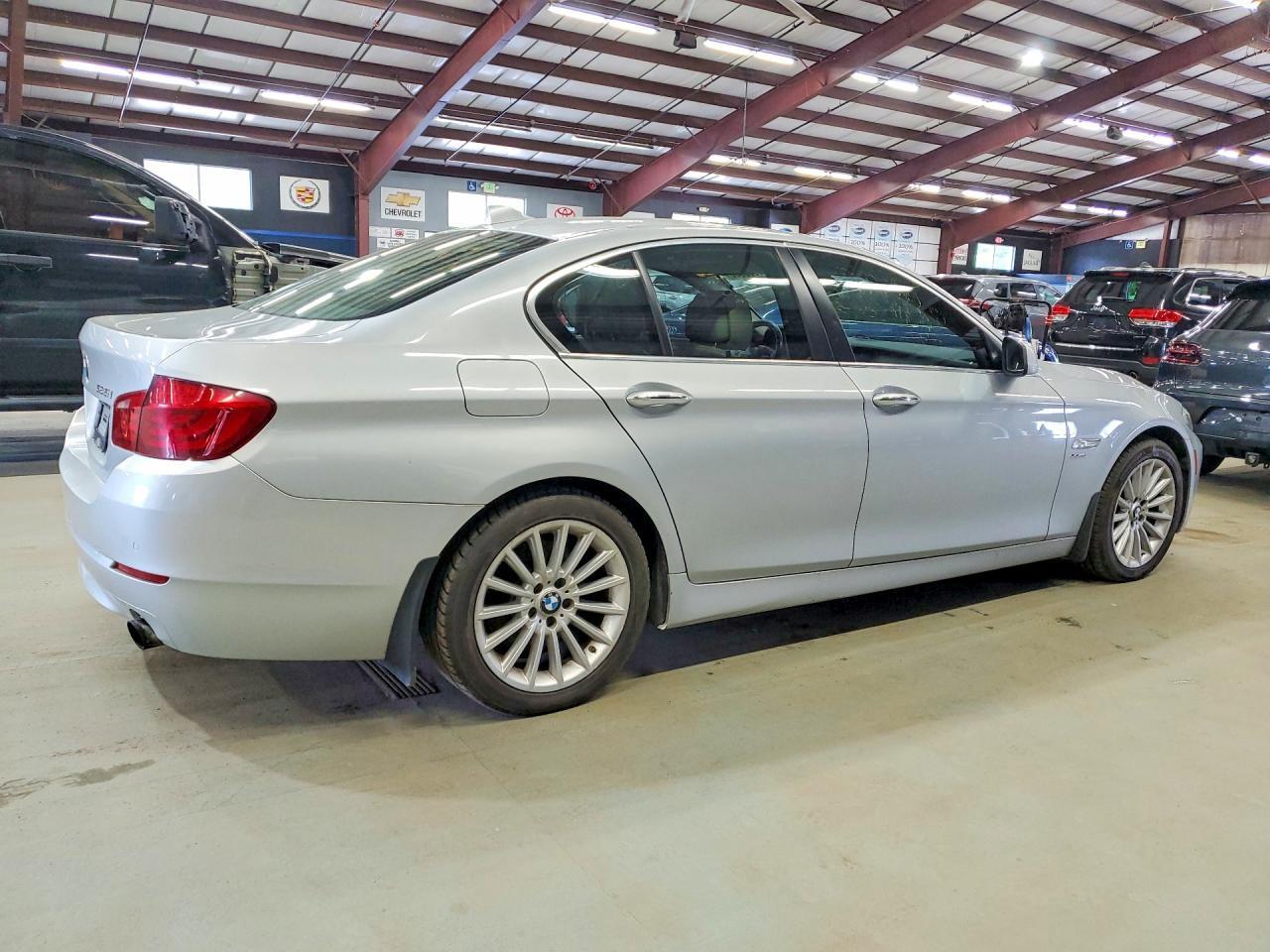2011 BMW 5 SERIES — фото 3