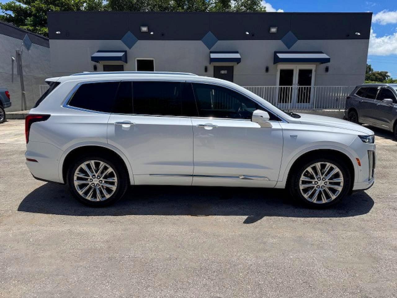CADILLAC XT6