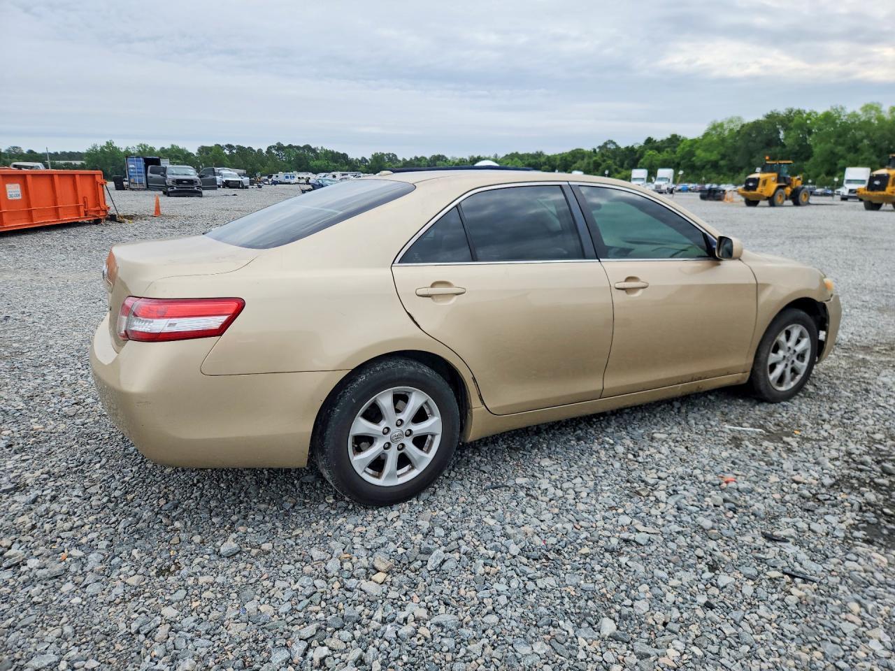 2010 TOYOTA CAMRY — фото 3
