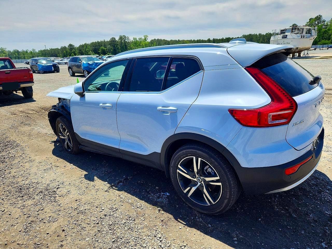 2025 VOLVO XC40 — фото 2