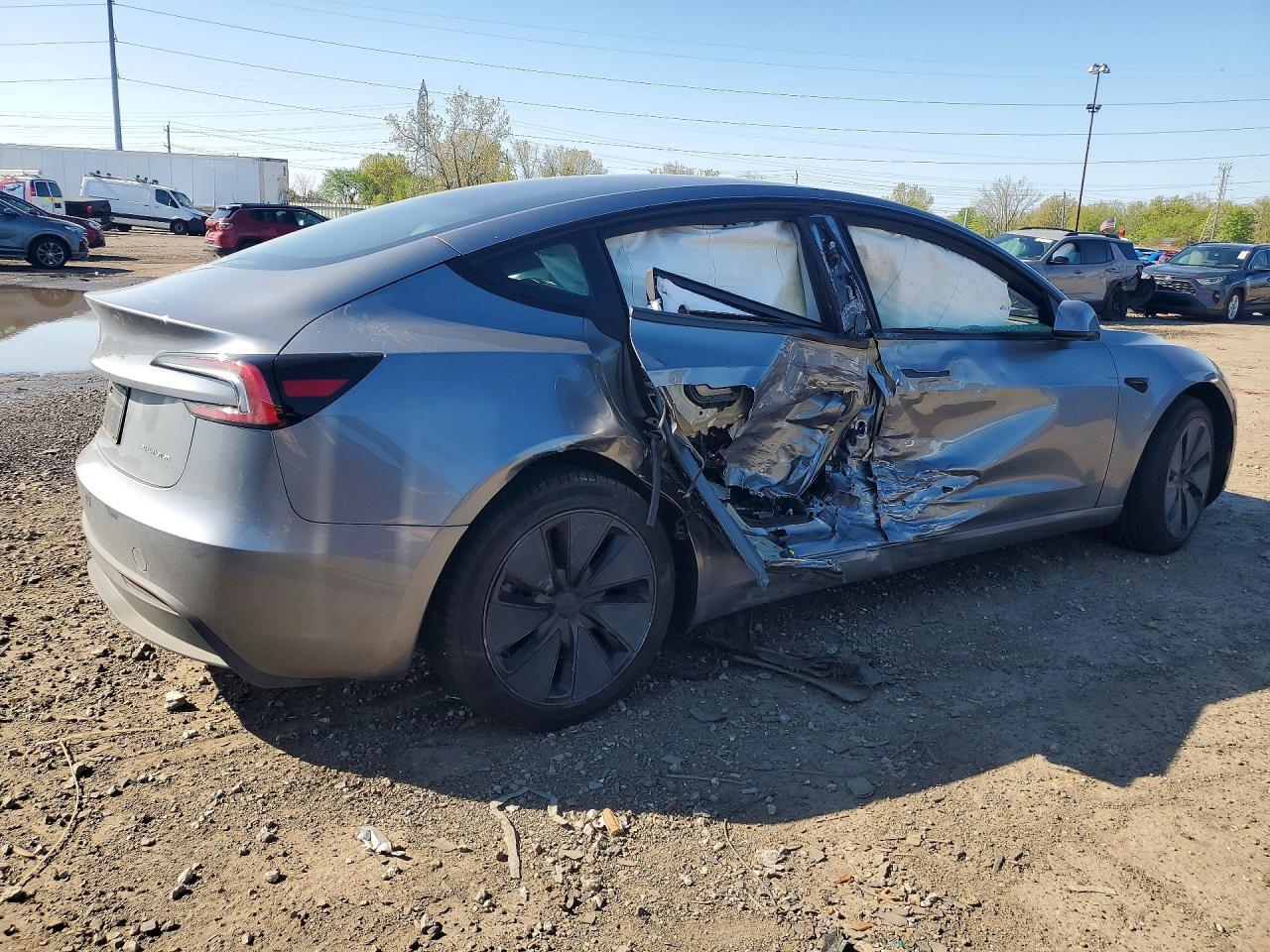 2025 TESLA MODEL 3 — фото 3