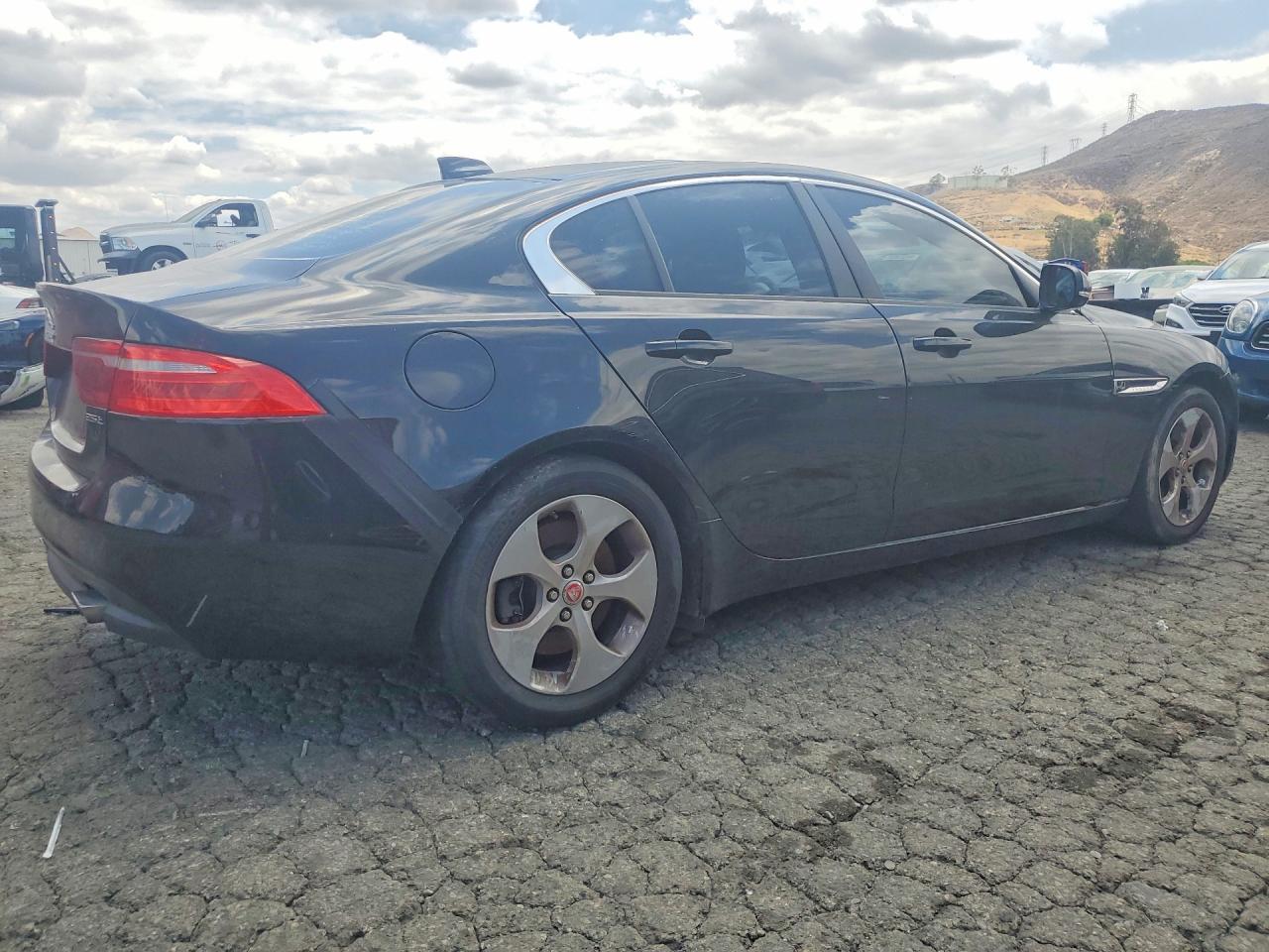 2017 JAGUAR XE — фото 3