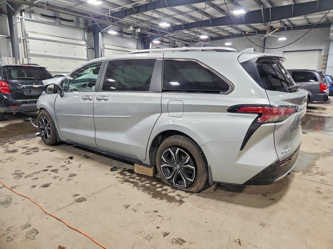 2025 TOYOTA SIENNA — фото 2