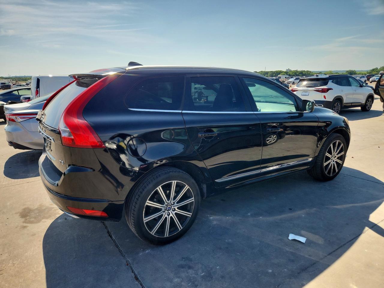 2015 VOLVO XC60 — фото 3