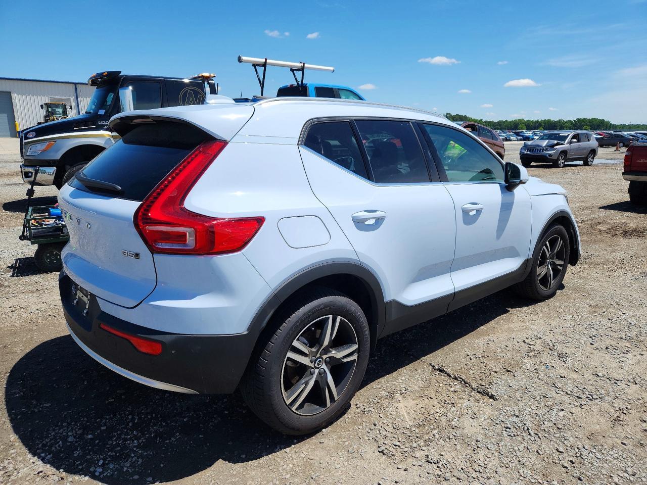2025 VOLVO XC40 — фото 3