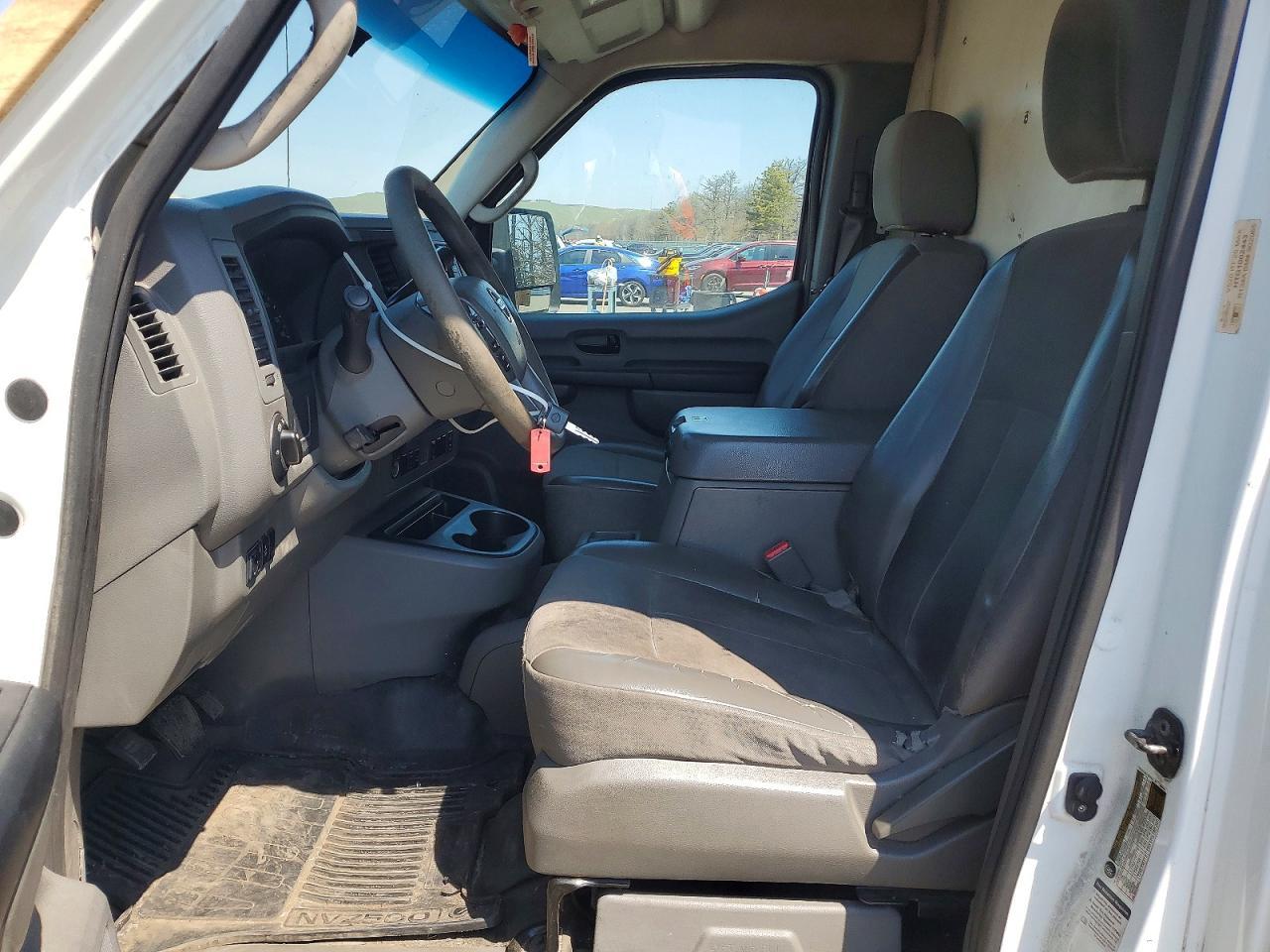 NISSAN NV2500