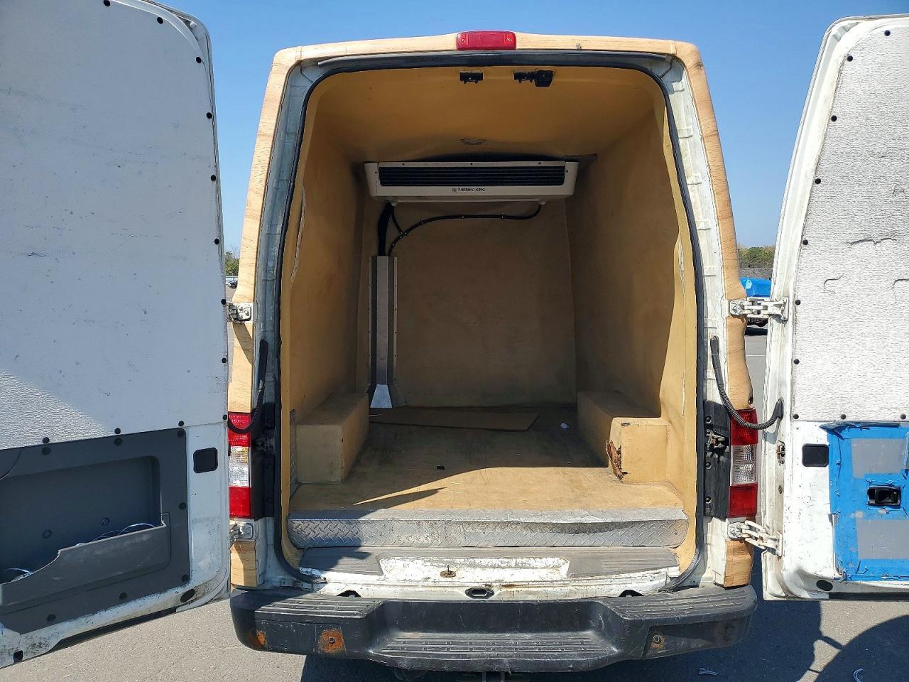 NISSAN NV2500
