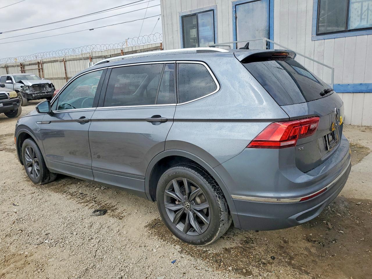 2022 VOLKSWAGEN TIGUAN — фото 2