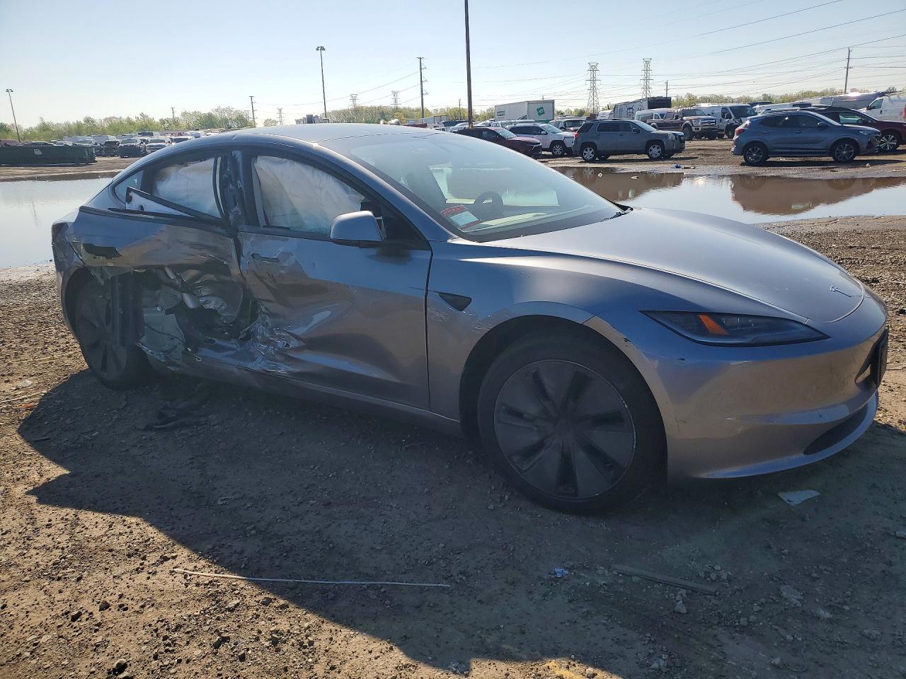 2025 TESLA MODEL 3 — фото 4
