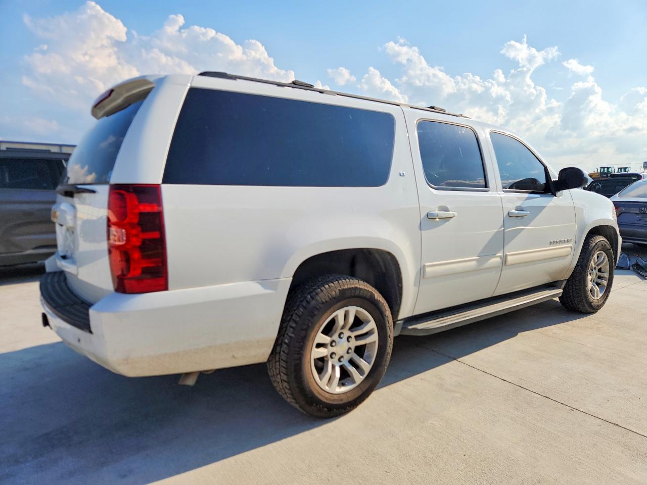 2014 CHEVROLET SUBURBAN — фото 3