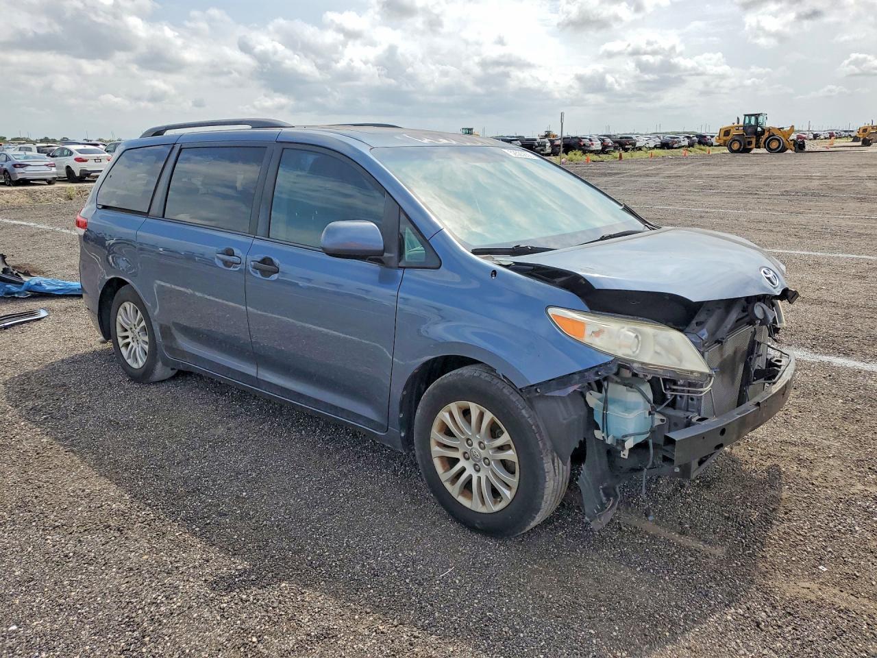 2014 TOYOTA SIENNA — фото 4