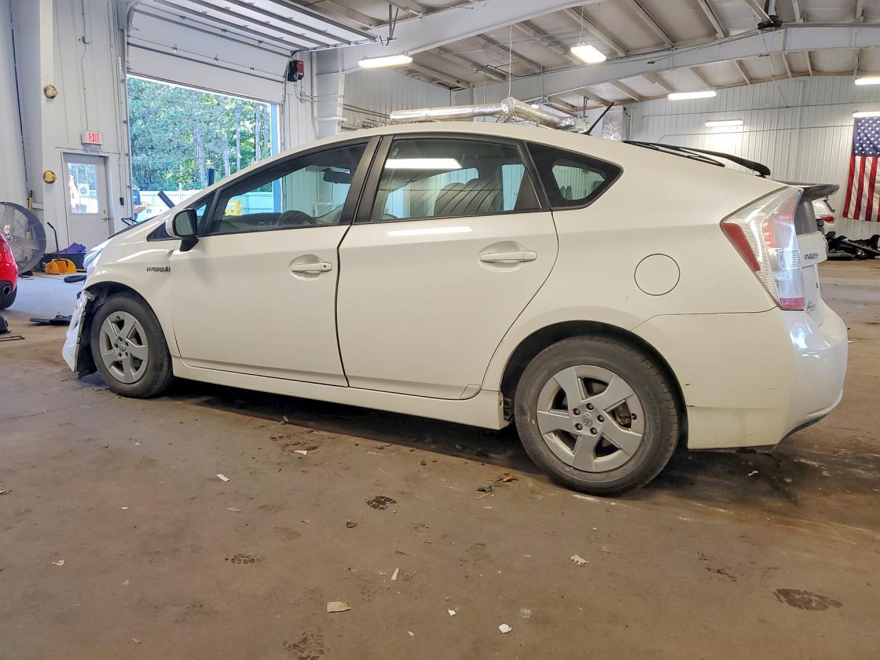 2011 TOYOTA PRIUS — фото 2