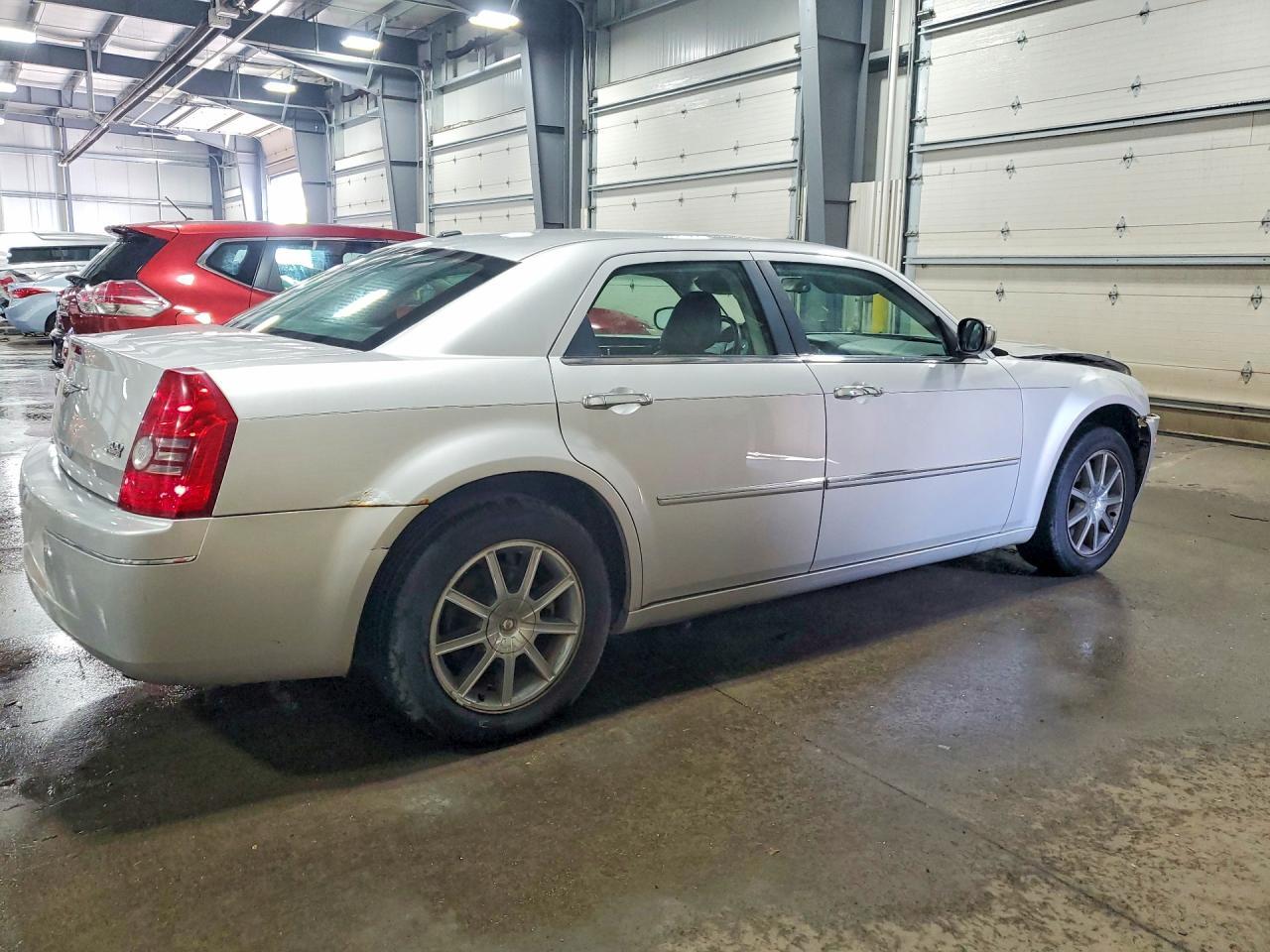 2010 CHRYSLER 300 — фото 3